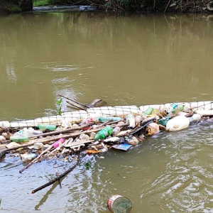 Voluntários preparam instalação de mais uma ecobarreira no rio da Lança
