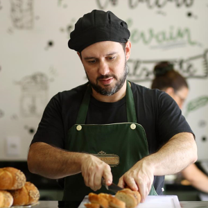 Conheça dois produtos artesanais que fazem o maior sucesso em padaria de Rio Negro