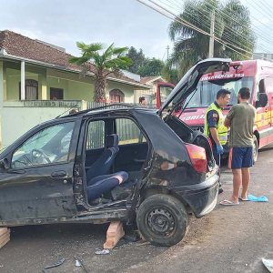 Mulher fica ferida após bater carro em poste
