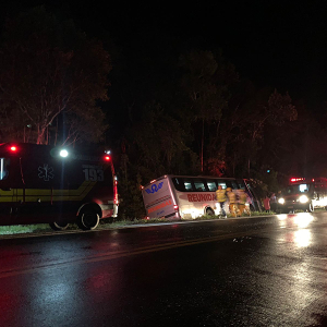 Ônibus apresenta problemas na direção e sai da pista na BR-280