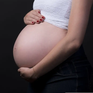 INSS alerta que não usa intermediário para liberar salário-maternidade