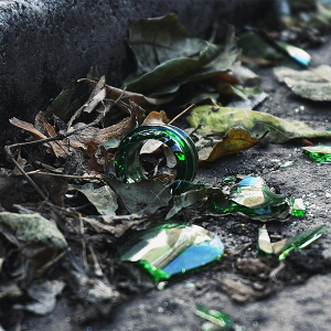 Descarte consciente de vidro e objetos cortantes protege coletores e meio ambiente