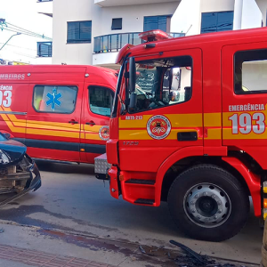 Mulheres são hospitalizadas após carro bater em poste