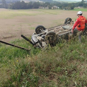 Carro capota após saída de pista na SC-114