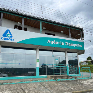 Golpistas se passam por funcionários da Casan para invadir casas; entenda