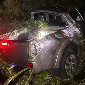 Motorista perde o controle e camionete sai da pista, na BR-280
