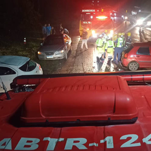 Cinco pessoas morrem em acidente envolvendo três carros na BR-116