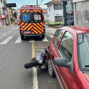 Motociclista fica ferido após bater em carro estacionado