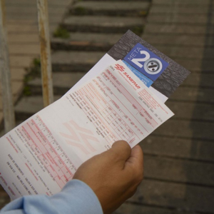 Fatura de água vermelha alerta para uso racional da água