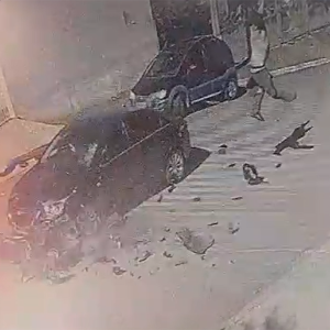 Homem “voa” após batida entre carro e moto; veja