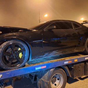Camaro sai da pista e bate em poste na marginal da BR-116