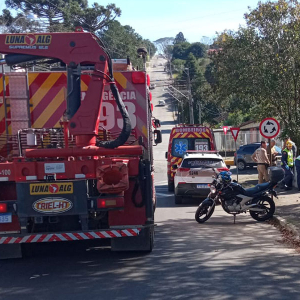 Carro e moto batem e motorista foge do local do acidente