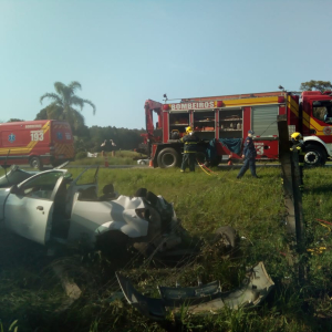Veículo capota após colisão com caminhão na BR-280, em Mafra