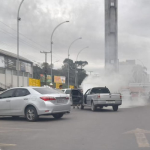 Carro incendeia no estacionamento de supermercado