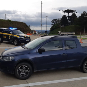PRF apreende Saveiro com registro de furto e placas falsas em Mafra