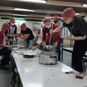 Professores e funcionários do CEM Beija Flor realizam feijoada beneficente