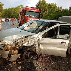 Duas pessoas ficam feridas em batida entre três carros