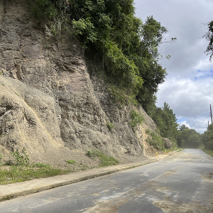 Trânsito na “Pirambeira” é liberado após deslizamento de rocha