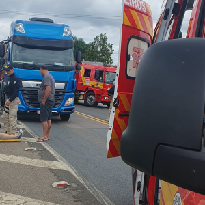 Acidente entre caminhão e moto deixa uma pessoa ferida na BR-116