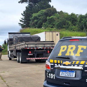 Caminhoneiro é flagrado dirigindo por 18 horas sem descanso na BR-116