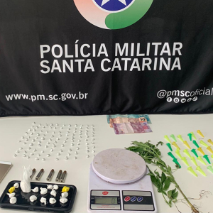Adolescente é apreendido com 100 pedras de crack