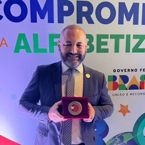 Em Brasília, Emerson Maas recebe prêmio nacional por investimentos na Educação