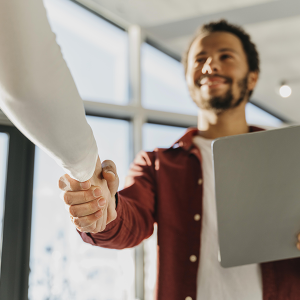 Ferramenta de emprego facilita conexão de empresários a estagiários; entenda