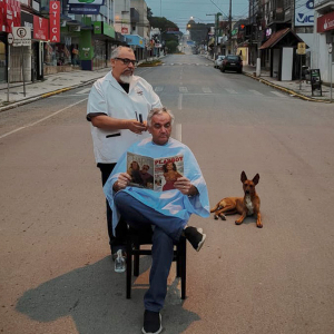 Barbeiro corta cabelo no meio da rua e viraliza nas redes sociais; assista o vídeo