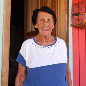 Idosa é surpreendida com visita de pintores em sua casa; entenda