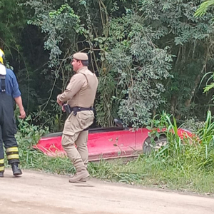 Carro é encontrado tombado e abandonado em área de mata