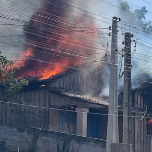 Casa é totalmente destruída por incêndio; veja vídeo