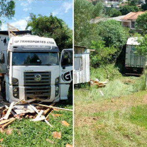 Carreta desgovernada desce ribanceira e atinge duas casas