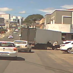Mulher escapa por pouco de ser atropelada por caminhão; veja vídeo