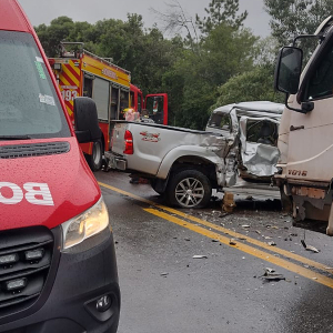 Colisão entre dois caminhões, carreta e camionete deixa feridos na BR-280