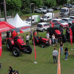Concessionária de Papanduva apresenta novos tratores na 25ª Festa Estadual da Ovelha