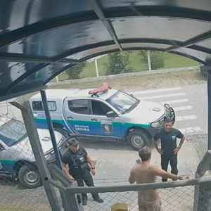 Homens são detidos após coagir crianças em frente à escola