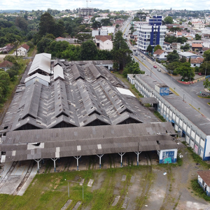 Do auge ao abandono: antiga oficina ferroviária vira refúgio para o crime