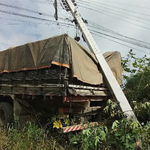 Caminhão derruba poste e deixa consumidores sem energia elétrica