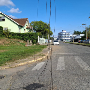 Fios soltos em postes preocupam moradores e aumentam risco de acidentes